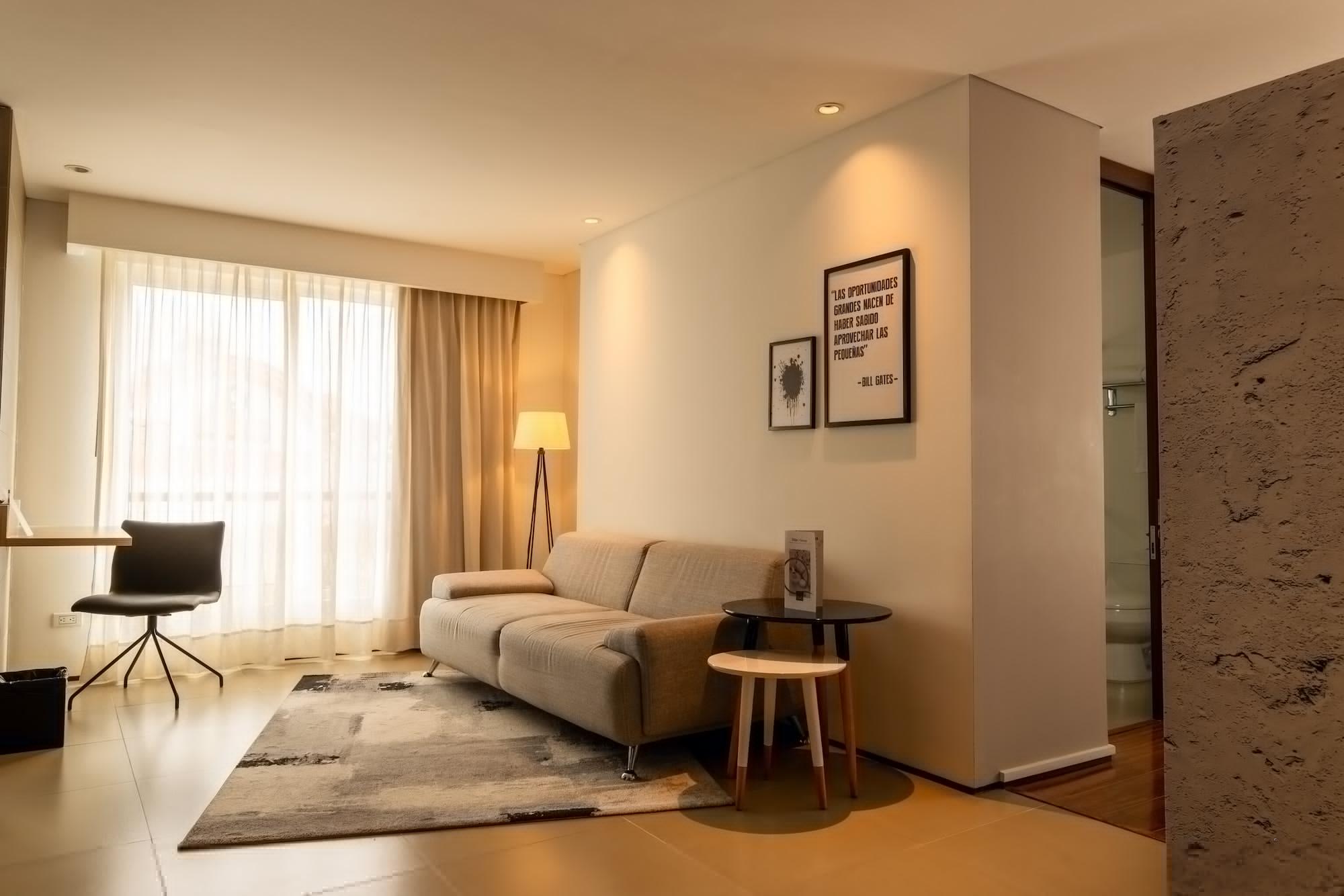 Quo Quality Hotel マニサレス エクステリア 写真 A living room with a sofa