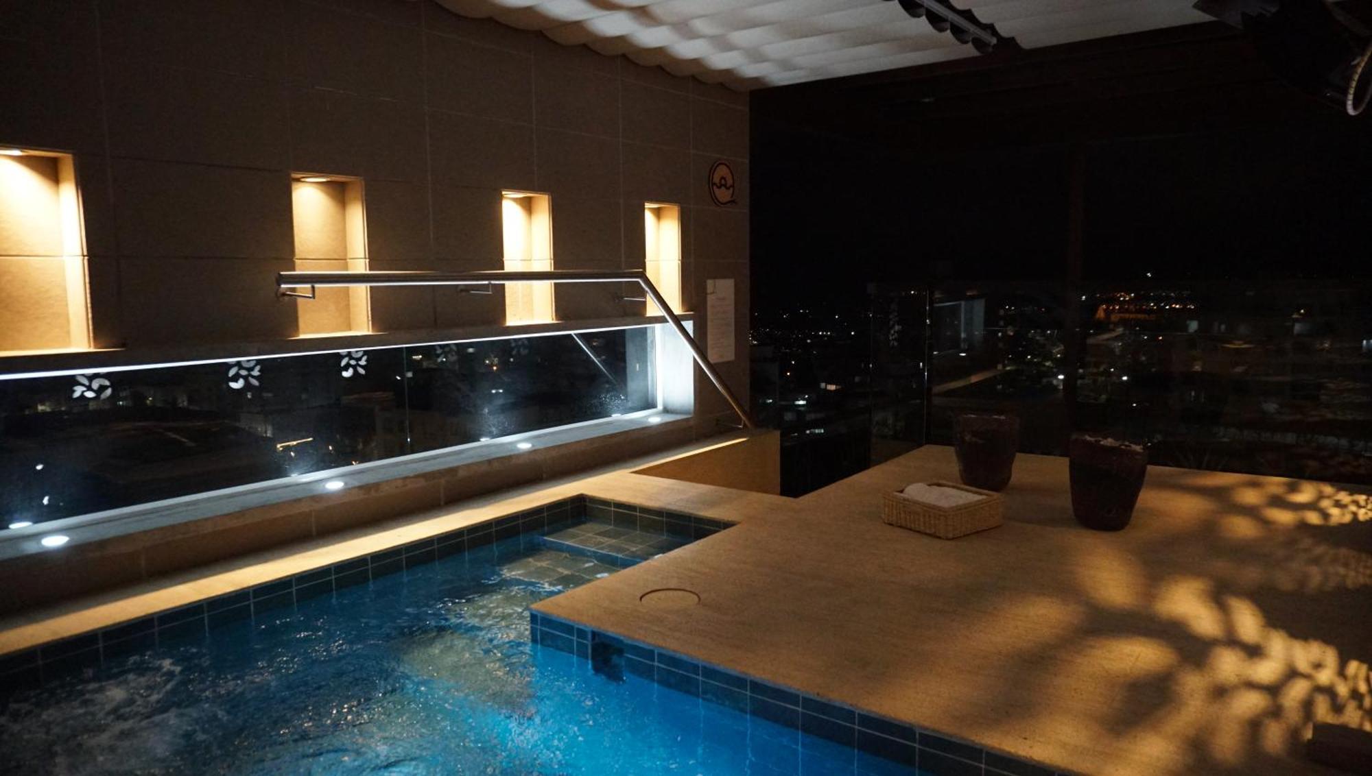 Quo Quality Hotel マニサレス エクステリア 写真 The rooftop pool at the hotel
