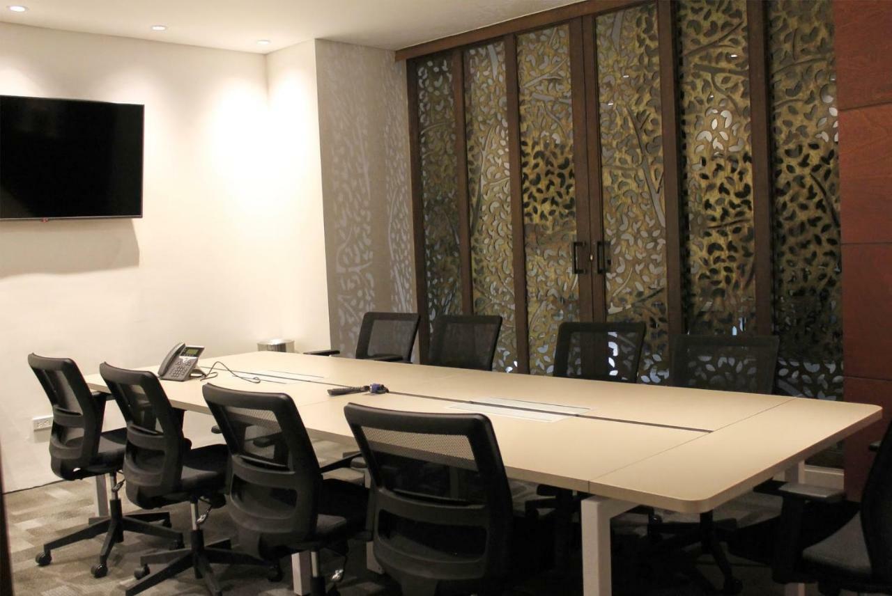 Quo Quality Hotel マニサレス エクステリア 写真 A meeting room at the headquarters of the National University of Ireland, Galway