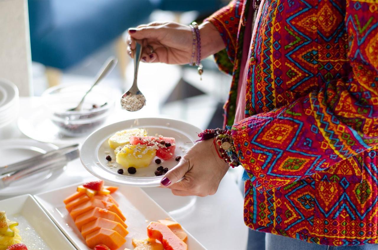 Quo Quality Hotel マニサレス エクステリア 写真 A woman using a spoon